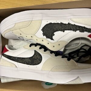 Nike SB Zoom Pogo BRAND NEW with the Orig. Box. Comes with 3 pairs of laces.